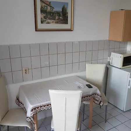 Apartment Hbs Top- Preis, 2 Sd Fewo, 2x Doppelbett 1 Einzelbett Moeglich 54 Qm, Grosse Kueche Bad Wc Einfach Und Gut Vb-preis Halberstadt