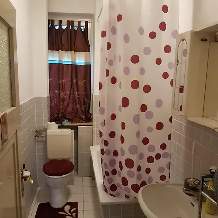 Apartment Hbs, Fewo, Top- Preis Mit Parkplatz, Sd, Erdgeschoss 2 Dz, Mit 2x Doppelbett Und 1 Einzelbett Moeglich 54 Qm, Grosse Kueche Bad Wc Einfach Und Gut Vb-preis