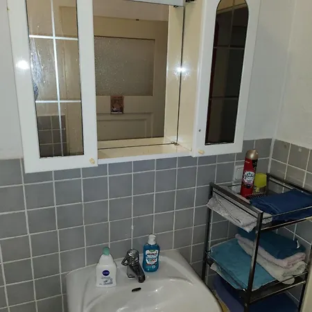 Hbs, Fewo, Top- Preis Mit Parkplatz, Sd, Erdgeschoss 2 Dz, Mit 2x Doppelbett Und 1 Einzelbett Moeglich 54 Qm, Grosse Kueche Bad Wc Einfach Und Gut Vb-preis Apartment