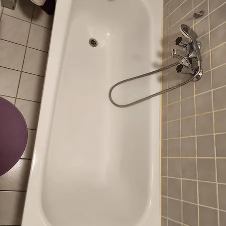 Hbs, Fewo, Top- Preis Mit Parkplatz, 1 Dz Sd, Oder 2x Doppelbett Und 1 Einzelbett Möglich 54 Qm, Große Küche Bad Wc Einfach Und Gut Vb-preis
