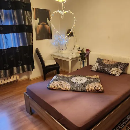 Hbs, Fewo, Top- Preis Mit Parkplatz, Sd, Erdgeschoss 2 Dz, Mit 2x Doppelbett Und 1 Einzelbett Moeglich 54 Qm, Grosse Kueche Bad Wc Einfach Und Gut Vb-preis