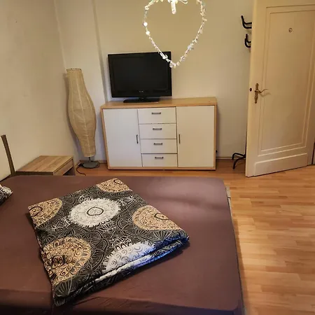 Hbs, Fewo, Top- Preis Mit Parkplatz, Sd, Erdgeschoss 2 Dz, Mit 2x Doppelbett Und 1 Einzelbett Moeglich 54 Qm, Grosse Kueche Bad Wc Einfach Und Gut Vb-preis Lägenhet