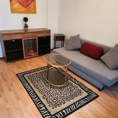 Apartment Hbs, Fewo, Top- Preis Mit Parkplatz, Sd, Erdgeschoss 2 Dz, Mit 2x Doppelbett Und 1 Einzelbett Moeglich 54 Qm, Grosse Kueche Bad Wc Einfach Und Gut Vb-preis