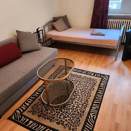 Apartment Hbs, Fewo, Top- Preis Mit Parkplatz, Sd, Erdgeschoss 2 Dz, Mit 2x Doppelbett Und 1 Einzelbett Moeglich 54 Qm, Grosse Kueche Bad Wc Einfach Und Gut Vb-preis Halberstadt