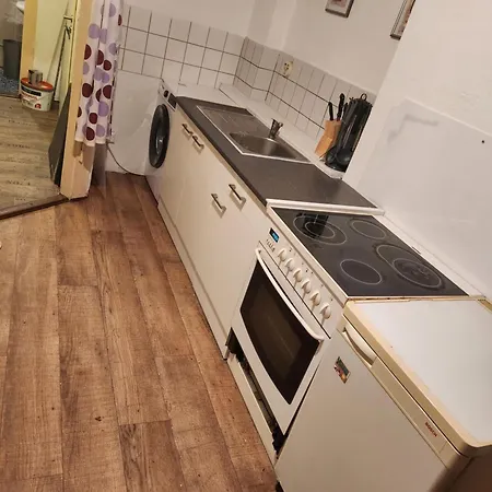 Apartment Hbs, Fewo, Top- Preis Mit Parkplatz, Sd, Erdgeschoss 2 Dz, Mit 2x Doppelbett Und 1 Einzelbett Moeglich 54 Qm, Grosse Kueche Bad Wc Einfach Und Gut Vb-preis *