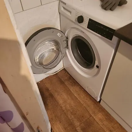 Apartment Hbs, Fewo, Top- Preis Mit Parkplatz, Sd, Erdgeschoss 2 Dz, Mit 2x Doppelbett Und 1 Einzelbett Moeglich 54 Qm, Grosse Kueche Bad Wc Einfach Und Gut Vb-preis *