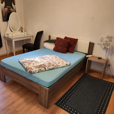 Apartment Hbs, Fewo, Top- Preis Mit Parkplatz, Sd, Erdgeschoss 2 Dz, Mit 2x Doppelbett Und 1 Einzelbett Moeglich 54 Qm, Grosse Kueche Bad Wc Einfach Und Gut Vb-preis *