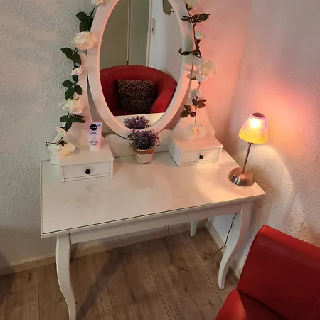 Apartment Hbs, Fewo, Top- Preis Mit Parkplatz, Sd, Erdgeschoss 2 Dz, Mit 2x Doppelbett Und 1 Einzelbett Moeglich 54 Qm, Grosse Kueche Bad Wc Einfach Und Gut Vb-preis *