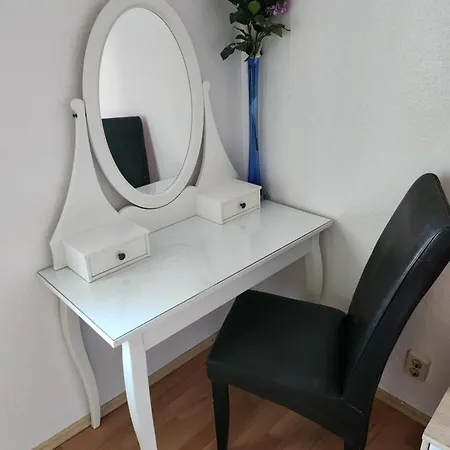 Apartment Hbs, Fewo, Top- Preis Mit Parkplatz, Sd, Erdgeschoss 2 Dz, Mit 2x Doppelbett Und 1 Einzelbett Moeglich 54 Qm, Grosse Kueche Bad Wc Einfach Und Gut Vb-preis Halberstadt