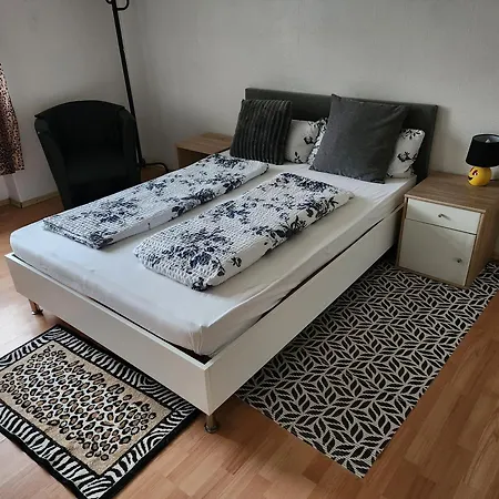 Hbs, Fewo, Top- Preis Mit Parkplatz, Sd, Erdgeschoss 2 Dz, Mit 2x Doppelbett Und 1 Einzelbett Moeglich 54 Qm, Grosse Kueche Bad Wc Einfach Und Gut Vb-preis Apartment *