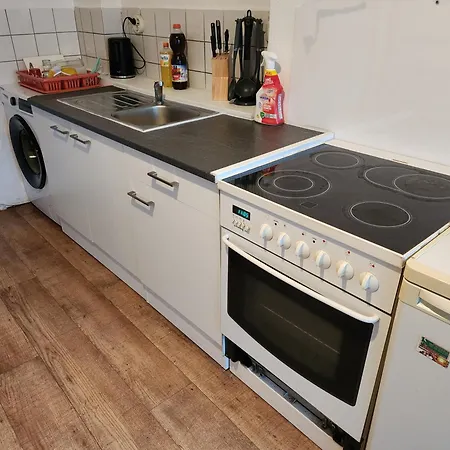 Apartment Hbs, Fewo, Top- Preis Mit Parkplatz, Sd, Erdgeschoss 2 Dz, Mit 2x Doppelbett Und 1 Einzelbett Moeglich 54 Qm, Grosse Kueche Bad Wc Einfach Und Gut Vb-preis Halberstadt
