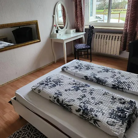 Hbs, Fewo, Top- Preis Mit Parkplatz, Sd, Erdgeschoss 2 Dz, Mit 2x Doppelbett Und 1 Einzelbett Moeglich 54 Qm, Grosse Kueche Bad Wc Einfach Und Gut Vb-preis
